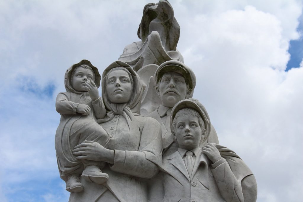 dia de los inmigrantes - Estatua Inmigrantes