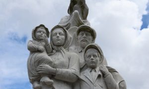 dia de los inmigrantes - Estatua Inmigrantes