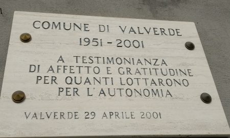 Autonomia:la targa in marmo che ricorda l'evento,posta sulla facciata del municipio