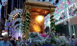 Feste religiose: il quadro della Madonna di Valverde, ornato a festa