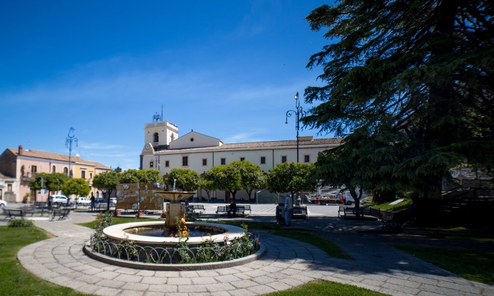 Piazza Del Santuario con il Santuario, la piazza e la fontana bianca
