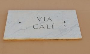 Via Calì la scritta su marmo bianco - Foto: Cavaleri Francesca Agata