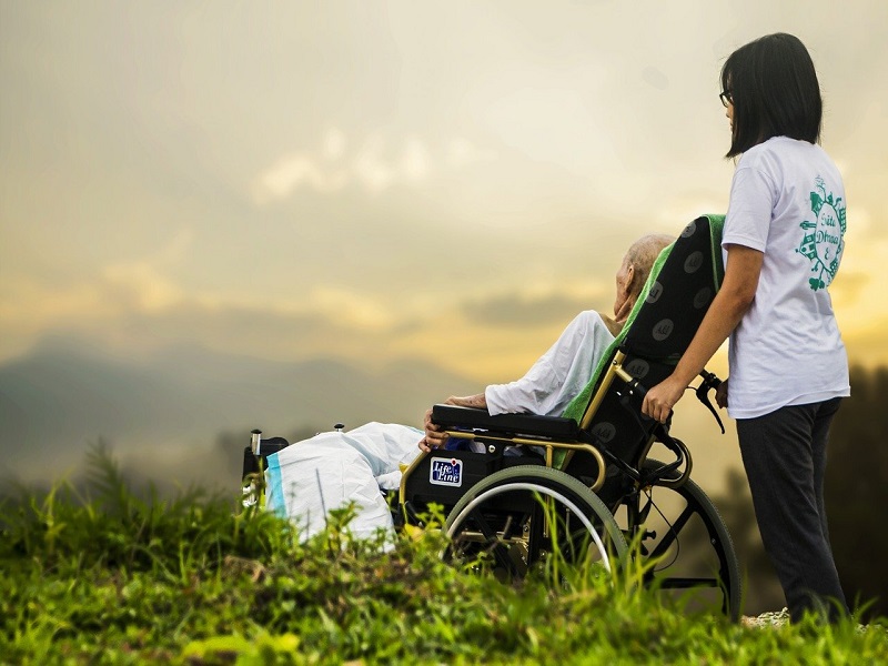 Gravissima Disabilita: una donna che spinge la carrozzina - Foto: Pixabay