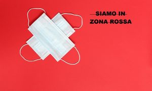 Zona rossa: due mascherine bianche su sfondo rosso - Foto: Pixabay
