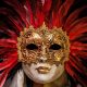 Carnevale 2021: una maschera dorata con piume rosse - Foto: Pixabay