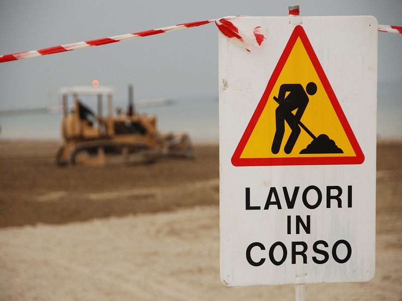 Disoccupazione ed un cartello di Lavori In Corso- Foto:Pixabay