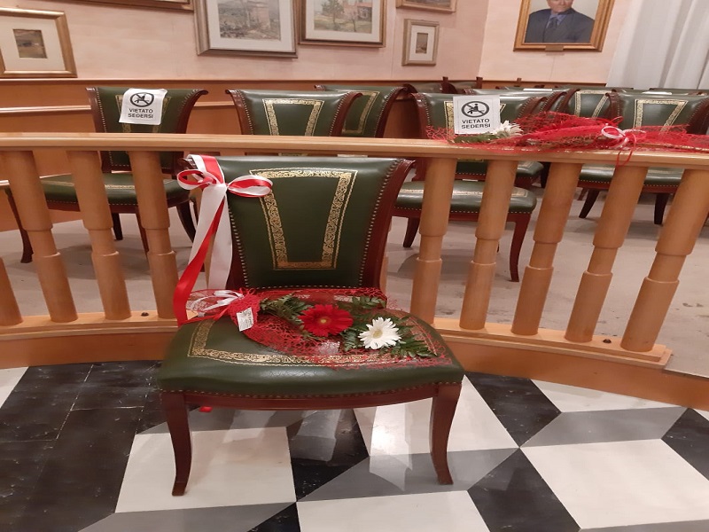 Gerbere rosse: la sedia vuota- Foto: concessione Presidente del Consiglio Comunale