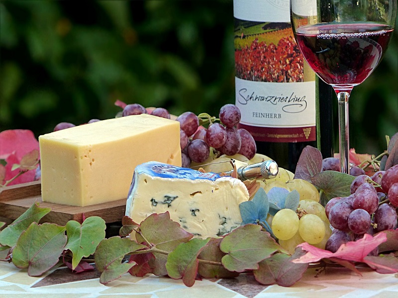 Bicchiere di vino: un pezzo di formaggio e della frutta - Foto:Pixabay