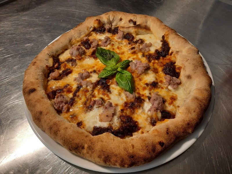 Pizza Bedduviddi, preparata da una pizzeria d'asporto in paese- Foto: pagina Facebok della pizzeria
