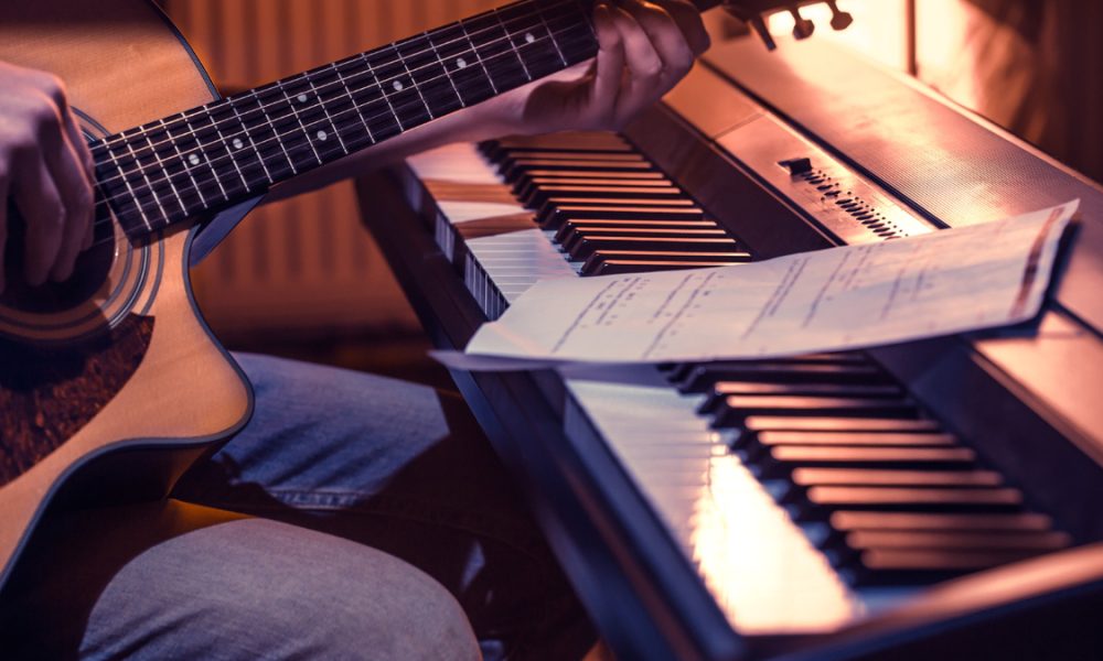 Un Regalo Navideño - Hombre Tocando La Guitarra