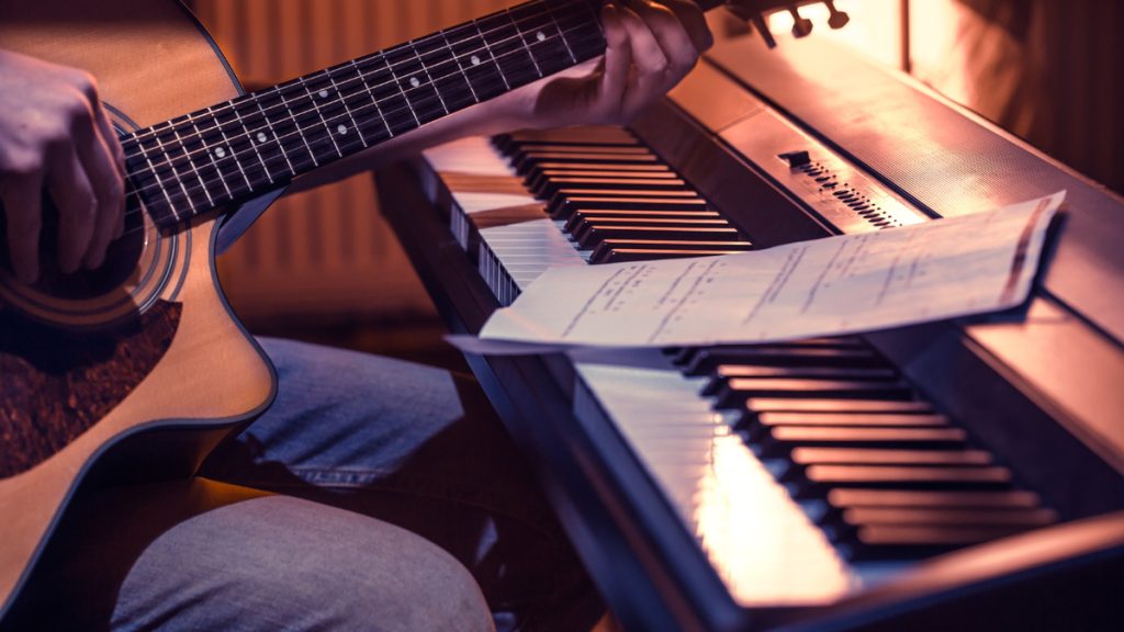 Un Regalo Navideño - Hombre Tocando La Guitarra