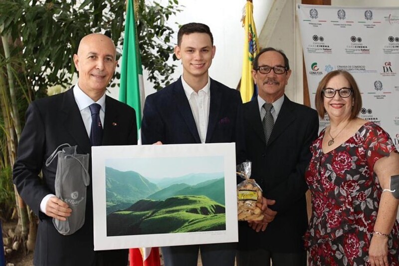 Donato Caraballo Di Battista - Placido Vigo Entregando Reconocimiento