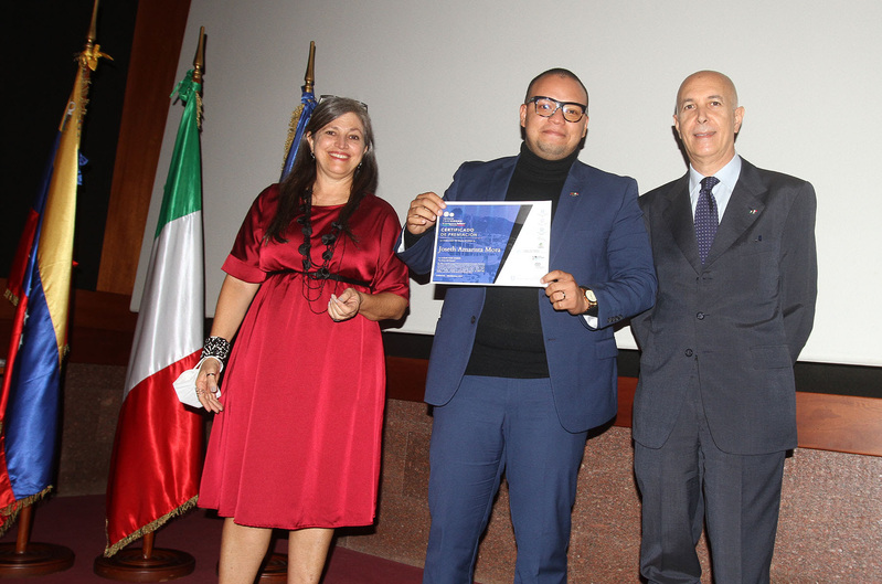 El joven talento "Eros Zinatelli" junto a sus compañeros del Colegio S. Bolívar y G. Garibaldi - La Cruz Del Cacao