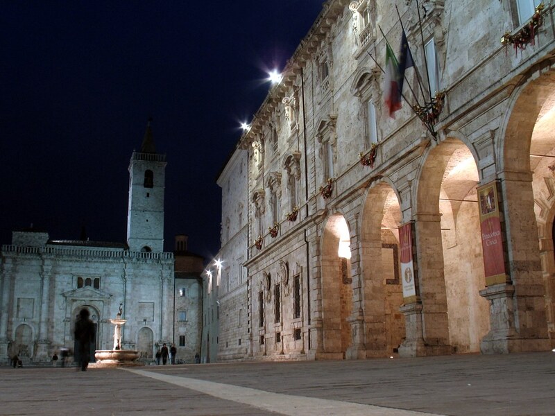 Las Marcas - Piazza Arringo Ascoli